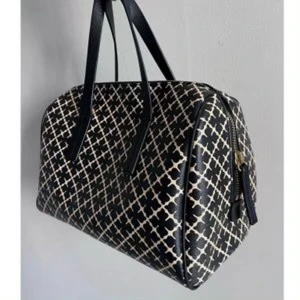 by Malene Birger väska - Klassisk by Malene Birger väska i modellen Moshie, i färgen vitbeige/svart. Mellanstor modell som rymmer mycket. Mått 33x19x23. På insidan finns en avtagbar sminkväska med blixtlås. Det finns också en avtagbar axelrem som är oanvänd. 