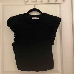 Zara topp - Den är storlek m men jag dom vanligtvis bär xs/s sitter den jättte bra, skriv vid frågor och funderingar💗