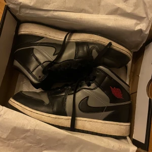 Jordan Nike - Ett par Jordan Nike mid i storlek 39💞 skorna är beställa från en amerikansk sida som nu har lagt ner. Har använt några gånger och självklart tvättas skorna innan den skickas! Normala i storlek, kan skickas omgående💞