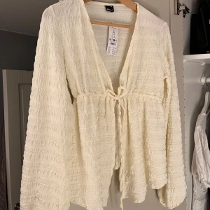 Vit långärmad topp  - Säljer nu den slutsålda långarmade toppen från Gina Tricot, då den inte kommer till användning. Plagget är oanvänt och är i nyskick. Prislappar sitter kvar. Hör av dig för frågor. 🫶🏻