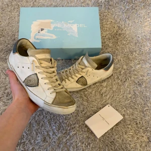 Philippe Model | Sneaker - Säljer dessa Philippe Model skor! | De är rätt slitna vilket syns på bilderna, orginal sulor är ej kvar, bedöm skicket själv. | Låda och kort tillkommer. | Storlek 41. | Ställ gärna frågor innan du köper!