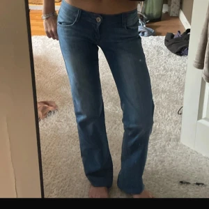 Lågmidjade jeans  - Skit snygga, totala längden 103 midjemått över 36.