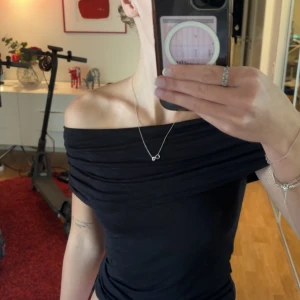 Off-shoulder topp - Jätte fin, helt oanvänd eftersom den sitter aningen tight i bröstet