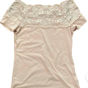 Söt topp - Säljer denna jättefina topp i väldigt bra skick från hm. Köpt second hand men endast testad av mig och säljer då den inte riktigt passar. Den första bilden är inte min, men toppen är snarlik. Rosa/lila!! Skriv för fler bilder eller andra funderingar🫶🏻