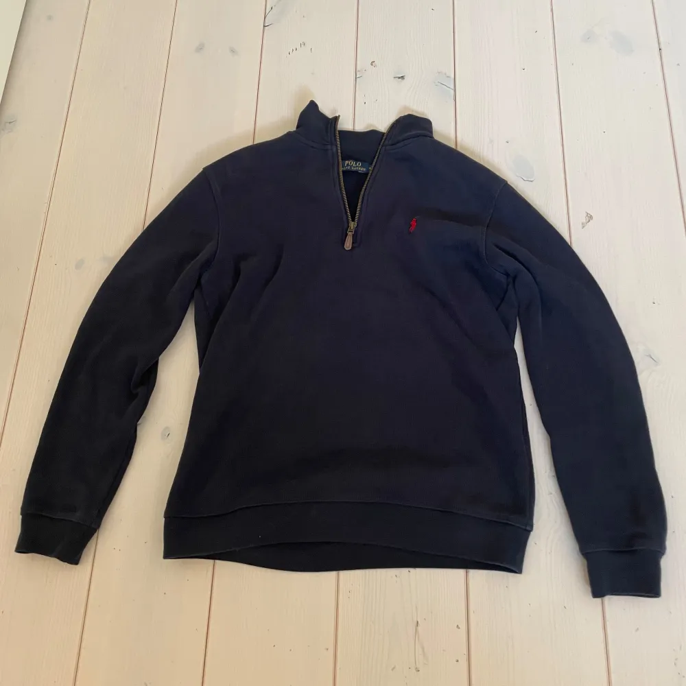 Fet Ralph Lauren Half-Zip, storlek M men sitter mer som S. Nypris är runt 2200, skick 9/10, inga defekter. Tar gärna byten, skicka bara förslag!. Tröjor & Koftor.