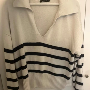 Super fin stickad tröja med V-ring - Världens finaste stickade tröja tillsammans med ett par blåa jeans! Använder inte längre därav säljer jag den nu, den är sparsamt använd! Är i storlek L men skulle säga att den passar M/L! 🩷  Hund finns i hemmet!