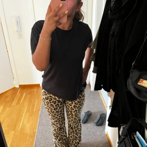 Leopard byxor - Leopard i storlek S från Zara. Använda max två gånger i skolan. 