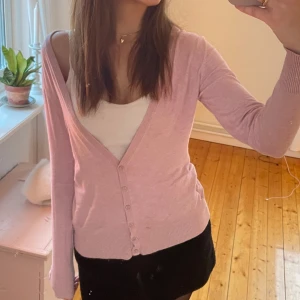 Rosa kofta - Suuperfin rosa kofta köpt second hand!! Köp nu för 180:- eller skriv privat och lägg eget bud💗💗