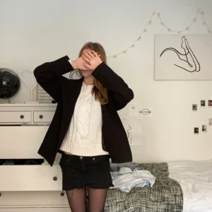 Svart lågmidjad jeanskjol - Jättefin jeanskjol som ger lite höstliga Blair Waldorf vibes. Jag har klippt den själv av ett par jeans men jättefin💗 Skriv privat för ytterligare frågor💗. Det står 38 men eftersom den är högmidjad från början(när den var jeans) så är den mindre.