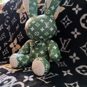 Louis Vuitton kanin Sällsynt   Väldigt välgjord med riktiga bling detaljer, i mörkgrönt skinn med klassiskt LV mönster. Höjden är ca 38cm Fick denna i 30års present, men känner att det är dags att flytta vidare nu. :) Väldigt cool prydnad   