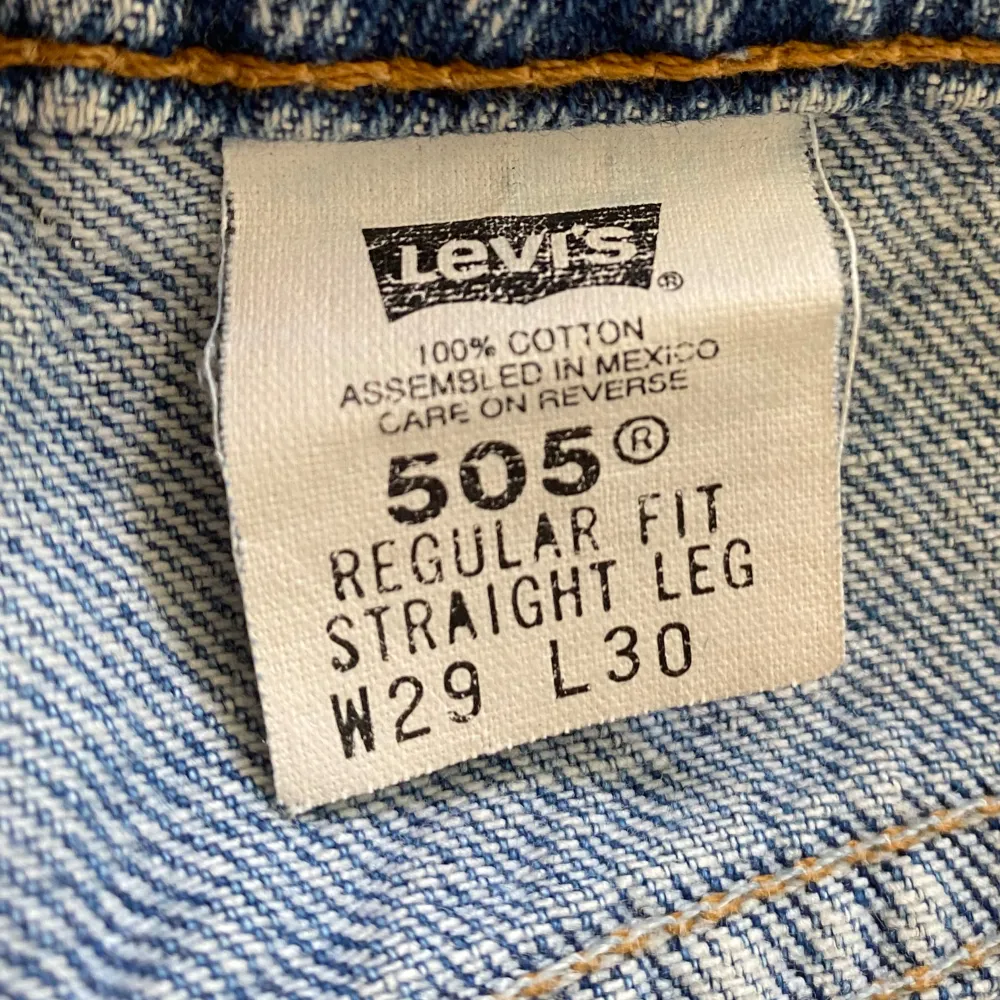 Jeansshorts från Levi’s i mycket bra skick. I storlek W29, skulle säga att det motsvarar S.  . Shorts.