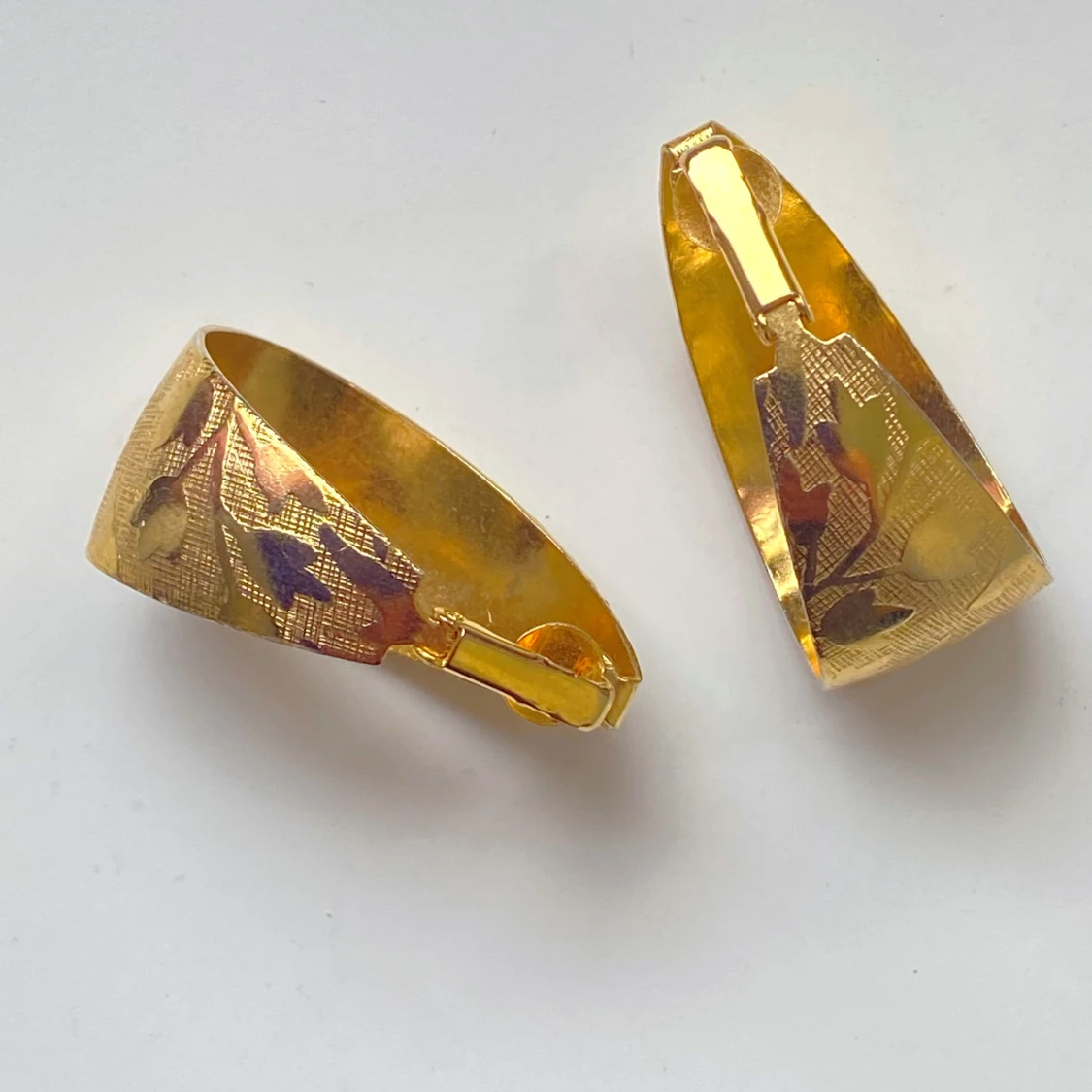 Guldiga örhängen med mönster - 90