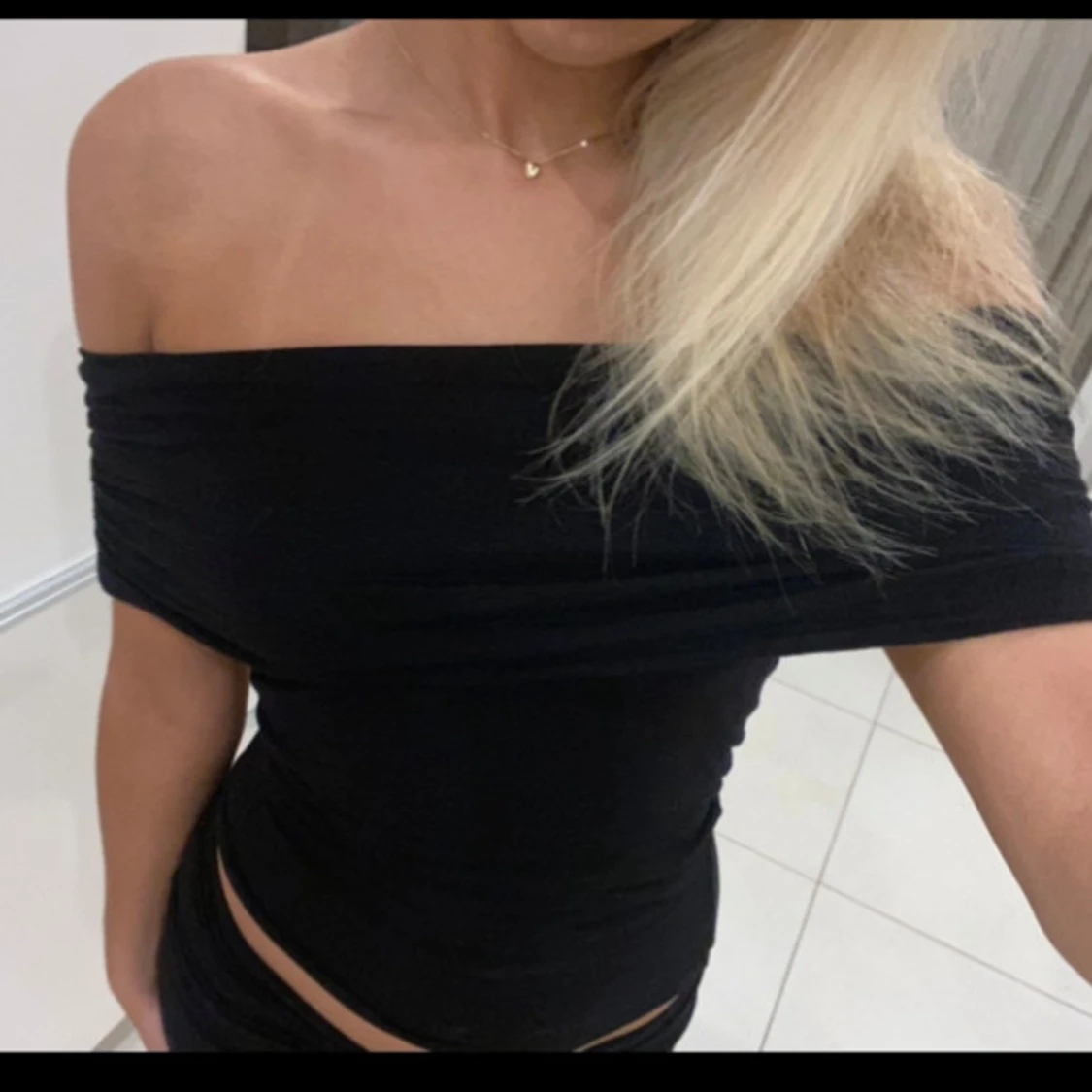 Svart off shoulder topp - 90