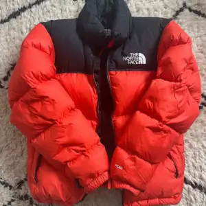 Northface jacka i modellen 1996 Retro Nuptse 700. Haft den i några år men den är otroligt sparsamt använd och det finns inga synliga defekter på den. Färgen säljs inte av Northfaces hemsida längre. I xs herrstorlek men passar S/M Dam. 