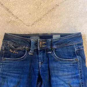 Mörkblåa Lågmidjade jeans från pepe jeans.köpt på plick men är jätte bra skick. Uppsprättade i benen men det synns knappt💕pris kan diskuteras