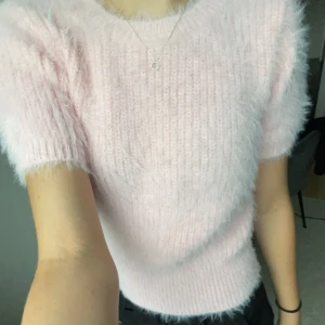 Rosa stickad tröja  - Rosa stickad tröja från Zara, säljer pågrund av att att ja it använder den längre🥰