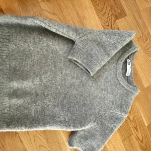 Säljer denna super fina stickade t-shirt  - Den är i super bra skick och har använts typ 5 gånger. Pris kan diskuteras