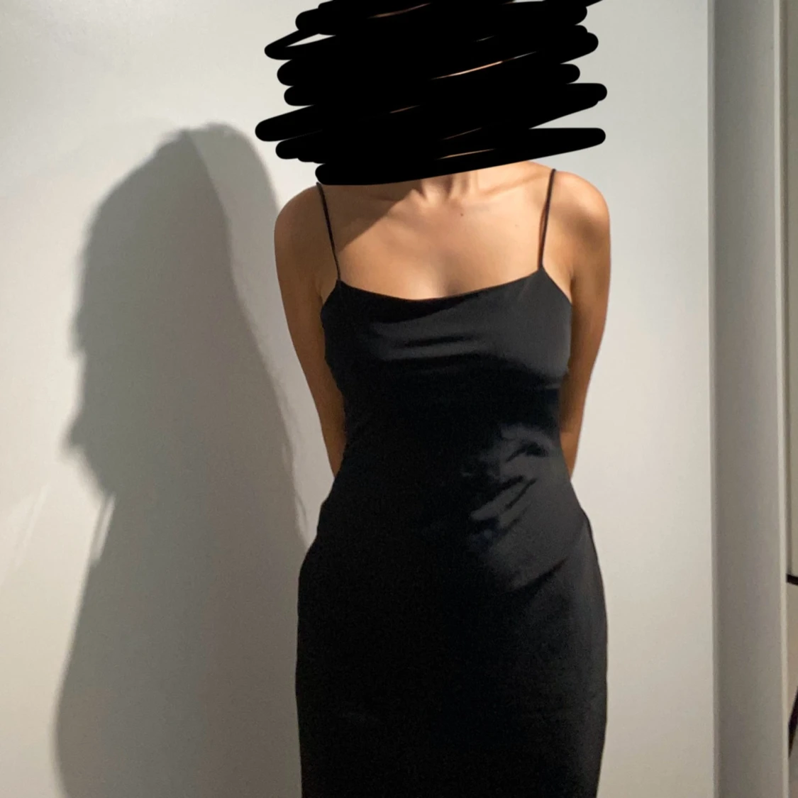 Svart långklänning med smala axelband - 91