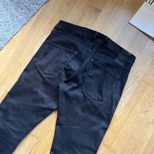 Replay anbass hyperflex  - Replay anbass i storlek 30/30, väldigt sköna och bra skick! Modellen är 180cm och väger 70kg