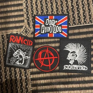 Punk tygmärken  - Snygga punk tygmärken som e oanvänd lch helt nya, skriv till mig om du bara är intresserad att köpa en eller två av dom.