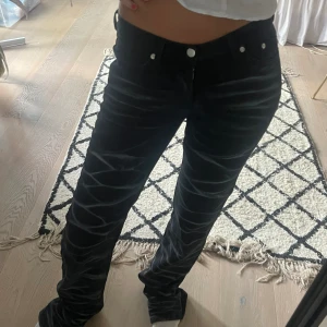 Weekday jeans - Snygga jeans från weekday med blekningsdetaljer längst benen. Midjemått: W26/27 Längd: L32/34 Skriv gärna privat vid frågor!💕