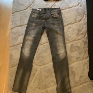 Replay hyperflex - Tjena säljer ett par replay hyperflex i storlek 28/32  Jeansen är i dunder skick hör av er för mer bilder mm!