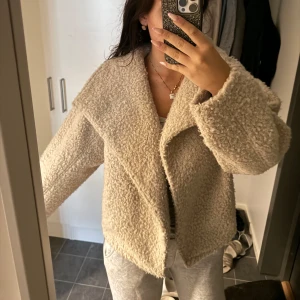 Kort teddykappa - Superfin och mysig jacka från Gina!! Storlek S. 300kr