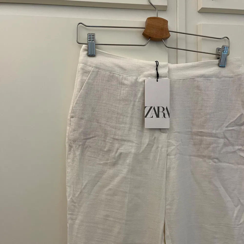 Jätte fina linnebyxor ifrån Zara i storlek M. Har lämnat in dom hos en skräddare som sytt ner de lite då dom var extremt högmidjade innan men helt oanvända då dom tyvärr inte passar mig. Prislapp kvar! Köpta förra sommaren 💞🥹. Farkut & Housut.