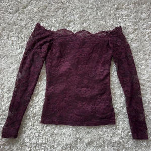 Off shoulder spets topp - Säljer även en svart, köp båda för 550kr!Så snygg off shoulder spets tröja. Storlek xs men lite stor i armarna för mig med xs så kan nog även passa en s. Köp sker via köp nu, jag postar inom 24h. Kvar tills markerad såld 