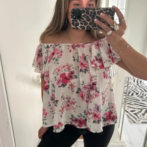 volangtopp - en jättesöt blommig volangtopp, står ingen lapp i så vet tyvär inte vart dne kommer ifrån eller vilken storlek men skulle säga att den sitter som en S men passar även xs/m💘
