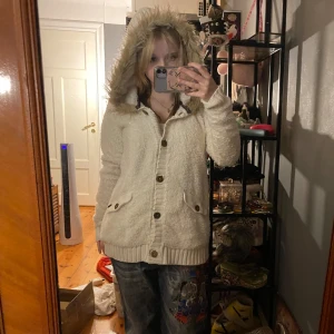 Hoodie med fluff på luvan❤️ - Super fin hoodie med fluff på luvan❤️den är varm och super bra till hösten och vintern😘