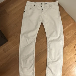 Dondup stan dart - Säljer dessa as feta dondup jeans. Skick 10/10 inga täcken på användning. Modellen sitter slim men lite mer åt baggy hållet. Sänker pris vid snabb affär👍🏻
