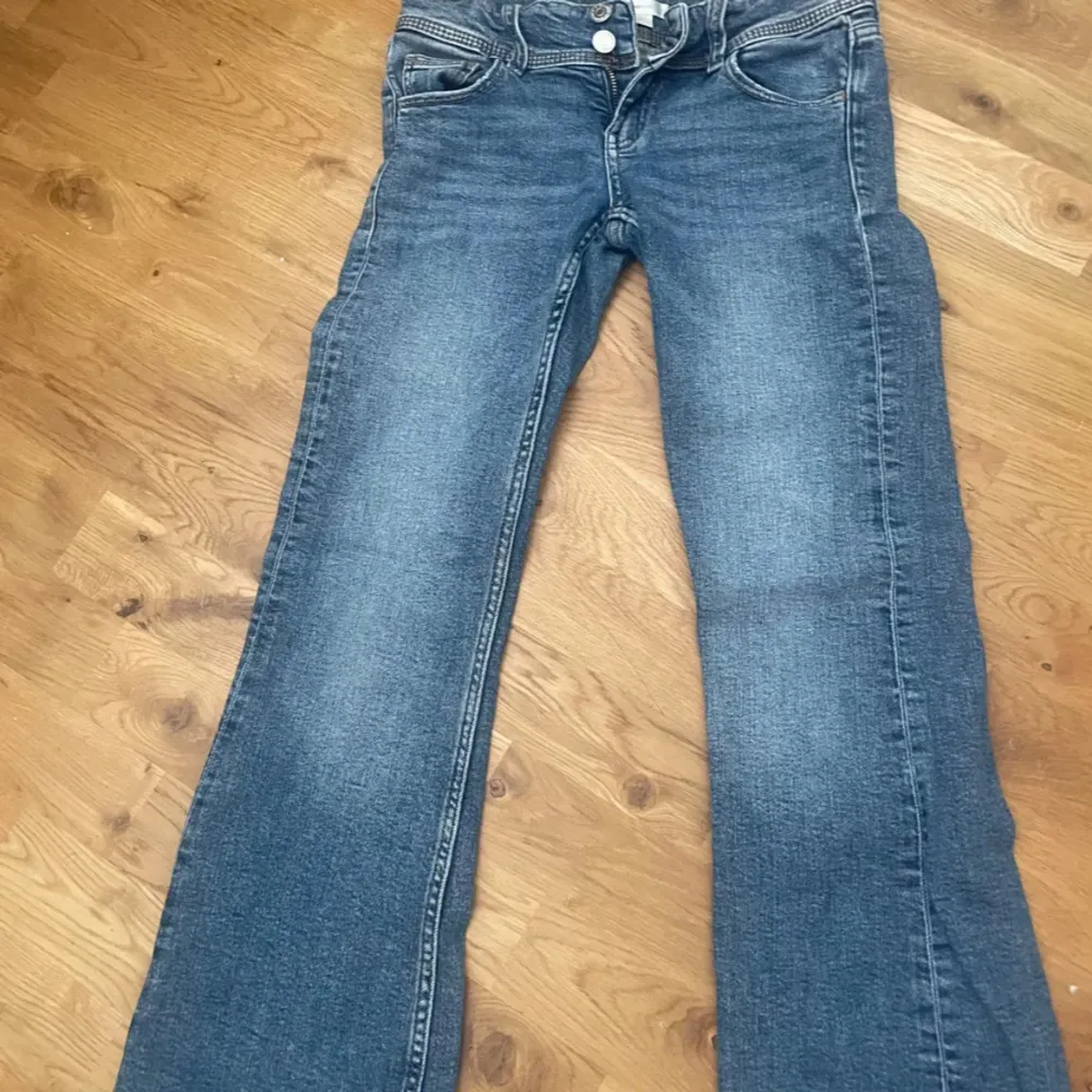 Blåa jeans från Gina tricot i storlek 146. Byxorna är lågmidjade, och bootcut.💞💞. Jeans & Byxor.