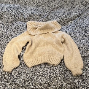 Grovstickad tröja - Mysig, tjock, stickad tröja från ginatricot. Kort i midjan med stor/vid polokrage. 