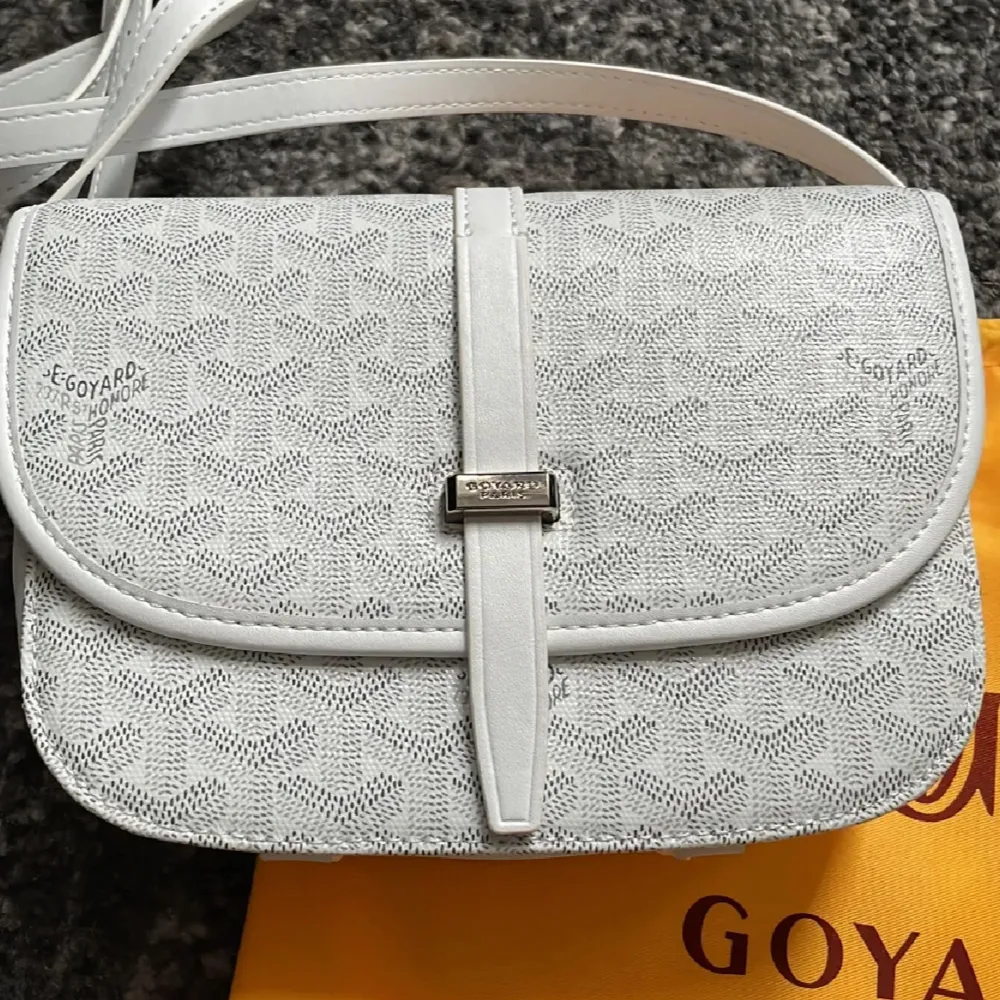 Vit goyard väska. Accessoarer.