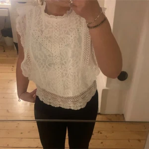 Topp - Säljer denna superfina vita toppen ifrån Only, som ny. Storlek xs 200kr +frakt ❤️