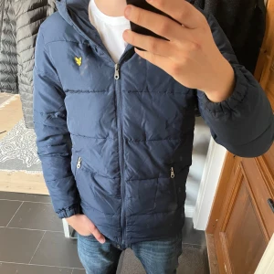 Lyle & scott jacka  - Tja! Säljer nu min mörkblå lyle & scott jacka. Skicket är 9/10 använd cirka 3-4 gånger! Nypris är runt 1000 och mitt pris är endast 449 men de är diskuterbart vid snabb affär! Tveka inte att skriva vid några frågor!