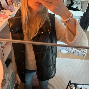 Väst - Pläder väst med tjock dragkedja. Perfekt till hösten. Från pull & bear. Varmfodrad med skydd mot kyla. Storlek S men den är oversized