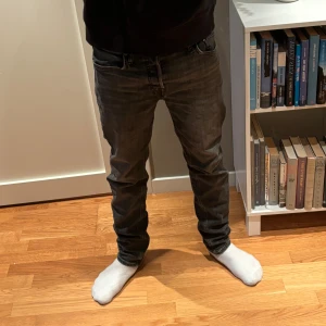 jack & jones jeans - säljer nu dessa bekväma jack and jones jeans då jag sparar pengar till moppe skick är 7/10 skriv vid funderingar svarar på allt 30 i bredd 32 i längd