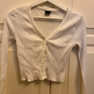 Topp - Fin vit topp från gina tricot. Denna kommer aldrig till användning för mig, bra skick på den💕