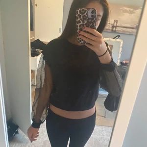 Blus - Fin blus i bra skick från Kappahl med genomgynliga armar som har små prickar😊fråga mig om fler bilder💗