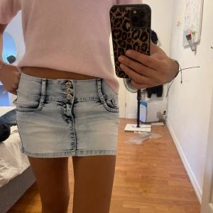 Mini jeans kjol - Lågmidjade! Snygg💞midjemått 38cm, längd 27. Bra skick🤗