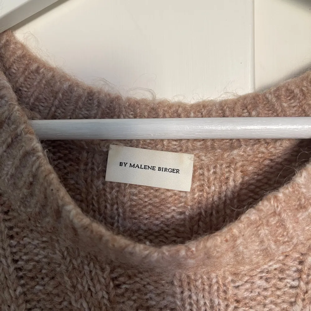 Stickad klänning från By Malene Birger. Jag är storlek M och 172 cm lång. Den slutar ovanför anklarna på mig. Hittar dessvärre ingen storlek men kan tänka mig att det är M/L . Neuleet.