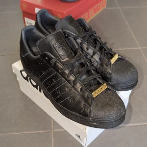 Adidas Superstar Allover Debossed Trefoils - black - Storlek: 46  Använde 2 gånger totalt, mycket bra condition  Skriv om ni har frågor eller vill ha mer bilder.