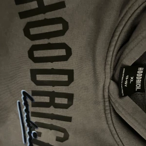 Hoodrich tröja - Hoodrich tröjan fint skick, storlek 13-15 år. Näst intil oanvänd, använt ca 2-3 gånger. Säljer för att den är lite stor och inte min stil längre.
