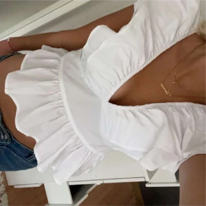 Volang blus - Såå fin vit volangblus!!💓 Passar storlek S