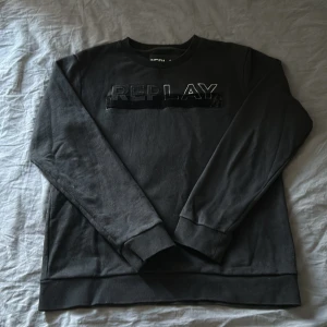 Replay sweatshirt - Köpte den för några månader sedan och har knappt använt den eftersom att den är lite för stor för mig. Köpte den i Italien och den är i 9/10 skick. Den är i storlek L men den passar M.