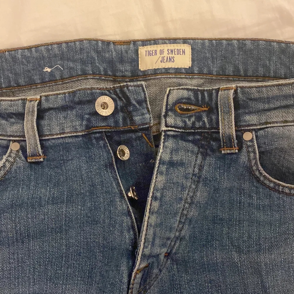 Byxorna är knappt använda, köpta på sampel sale. De kom med de slitna topparna, går att vika upp om man vill. Satt lite för tight på mig men passar förmodligen någon mitt lite smalare ben!. Jeans & Byxor.