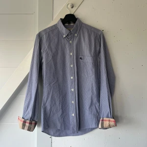 Burberry skjorta  - Burberry skjorta i grymt skick, köp sker via sicuro