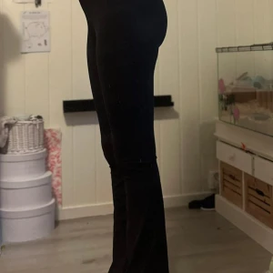 Byxor  - Utsvängda byxor 